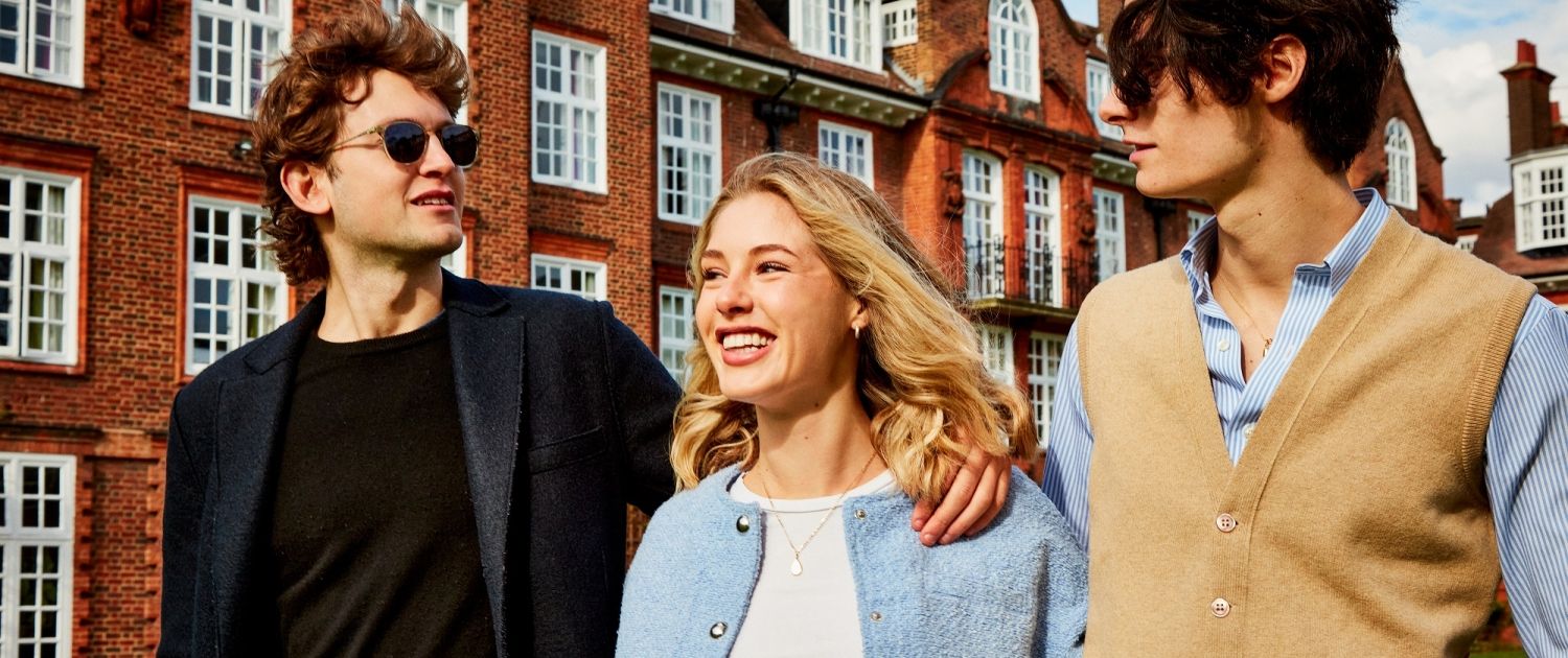 Regent's students outside Reid Hall